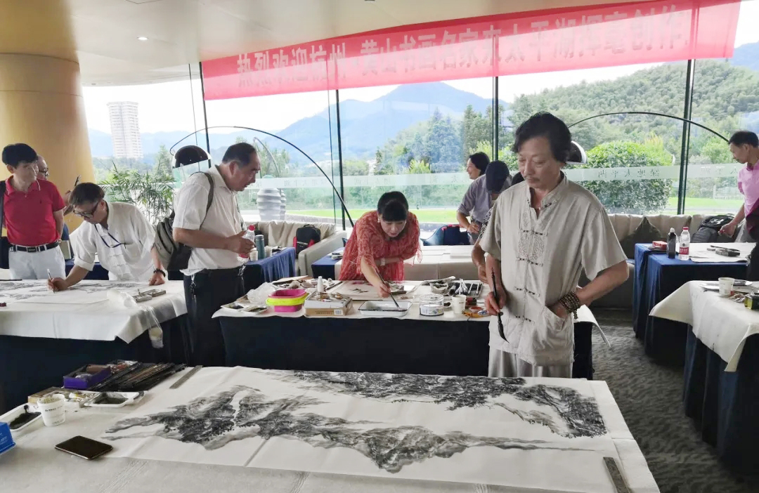 书画家们现场挥毫泼墨