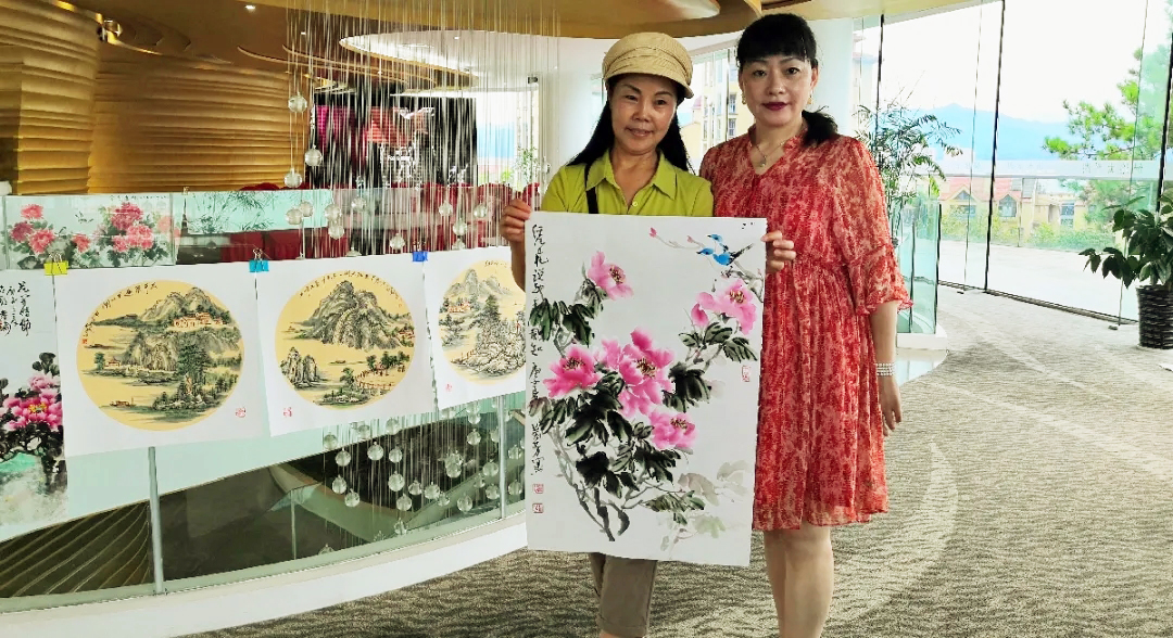 书画爱好者现场收藏合影