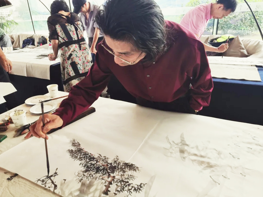 邵斌老师沉浸在写意花鸟画创作之中